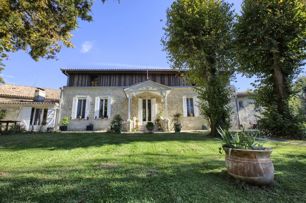 façade-en-pierre-et-parc-du-Domaine-de-Garat